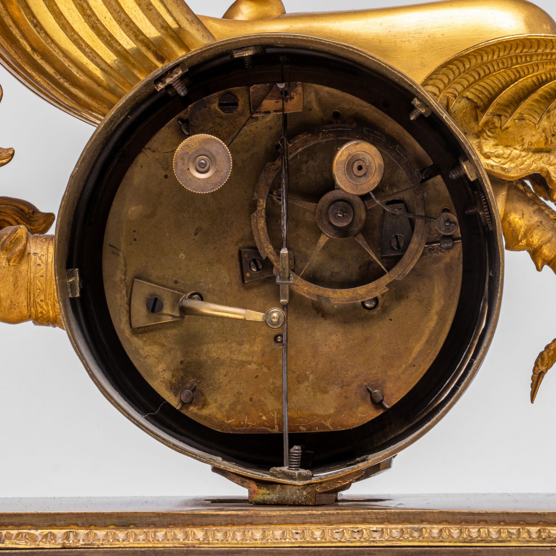 A fine Empire gilt bronze mantle clock of Cupid's chariot, ca. 1810, H 49 - W 46,5 cm - Image 6 of 6