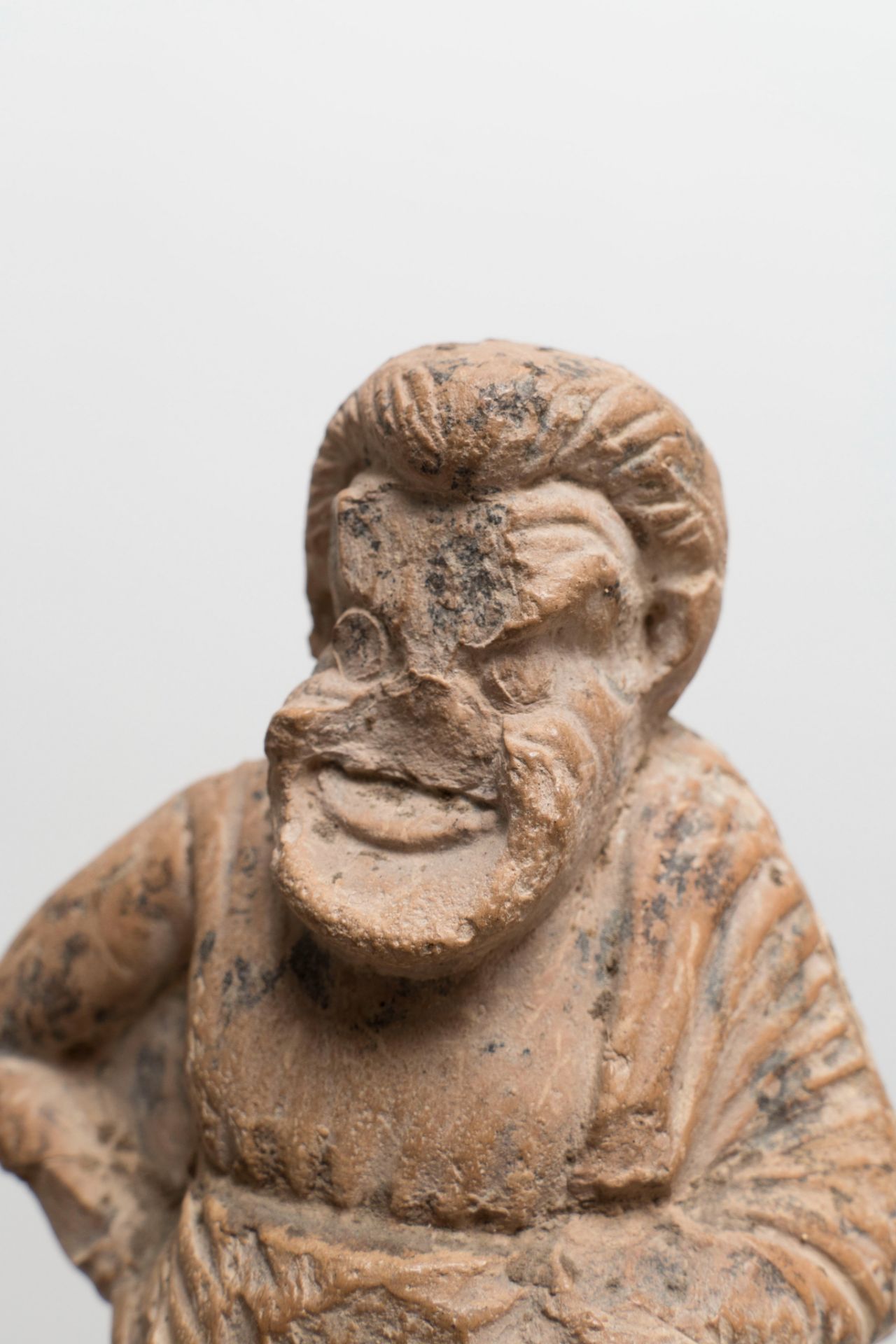 An antique terracotta figurine of a comic actor, Greece, ca. 350 B.C., H 15,2 cm - Image 5 of 7