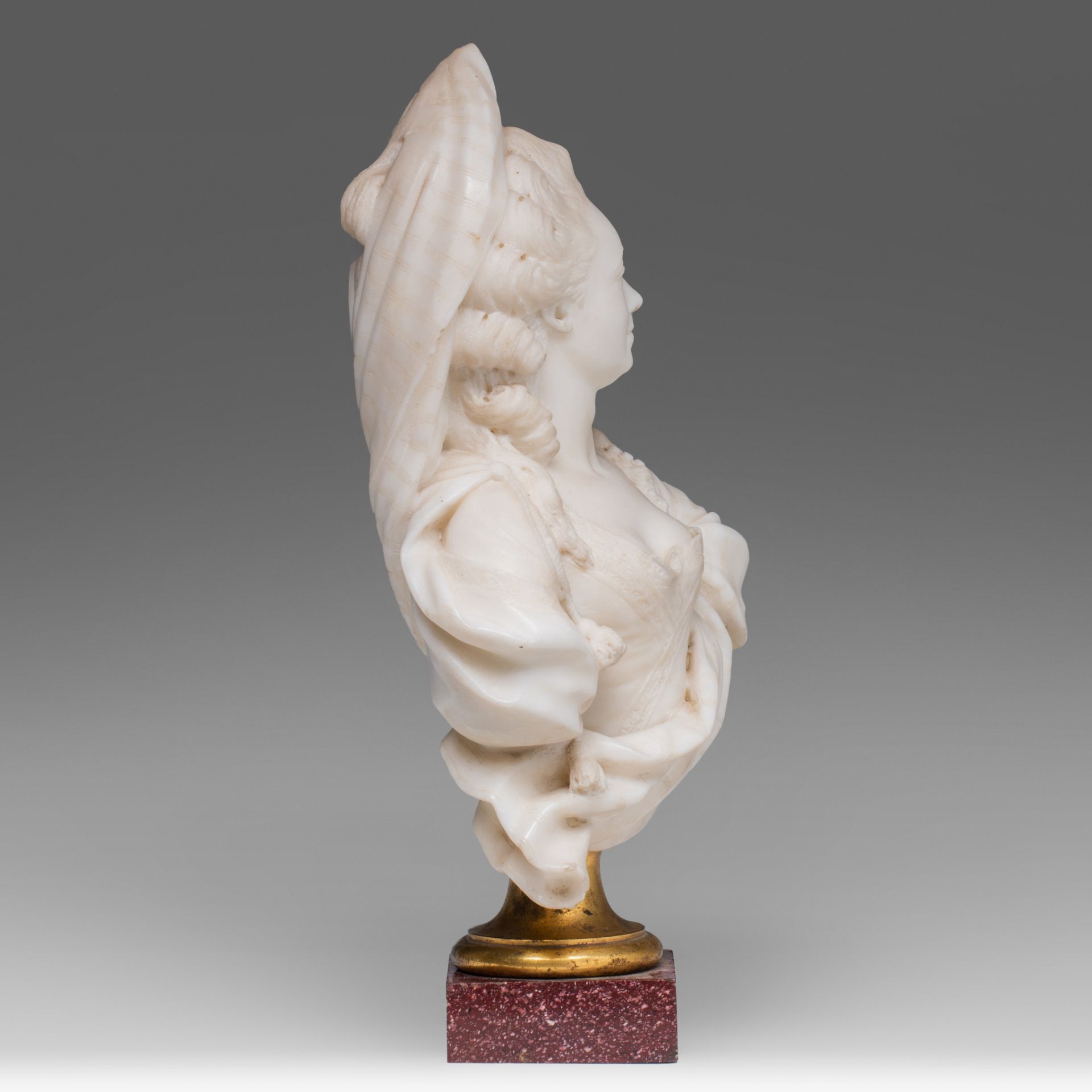 An 18thC Carrara marble bust of a noble lady in Turkish dress, on a porphyry base, H 35,5 cm - Bild 6 aus 9