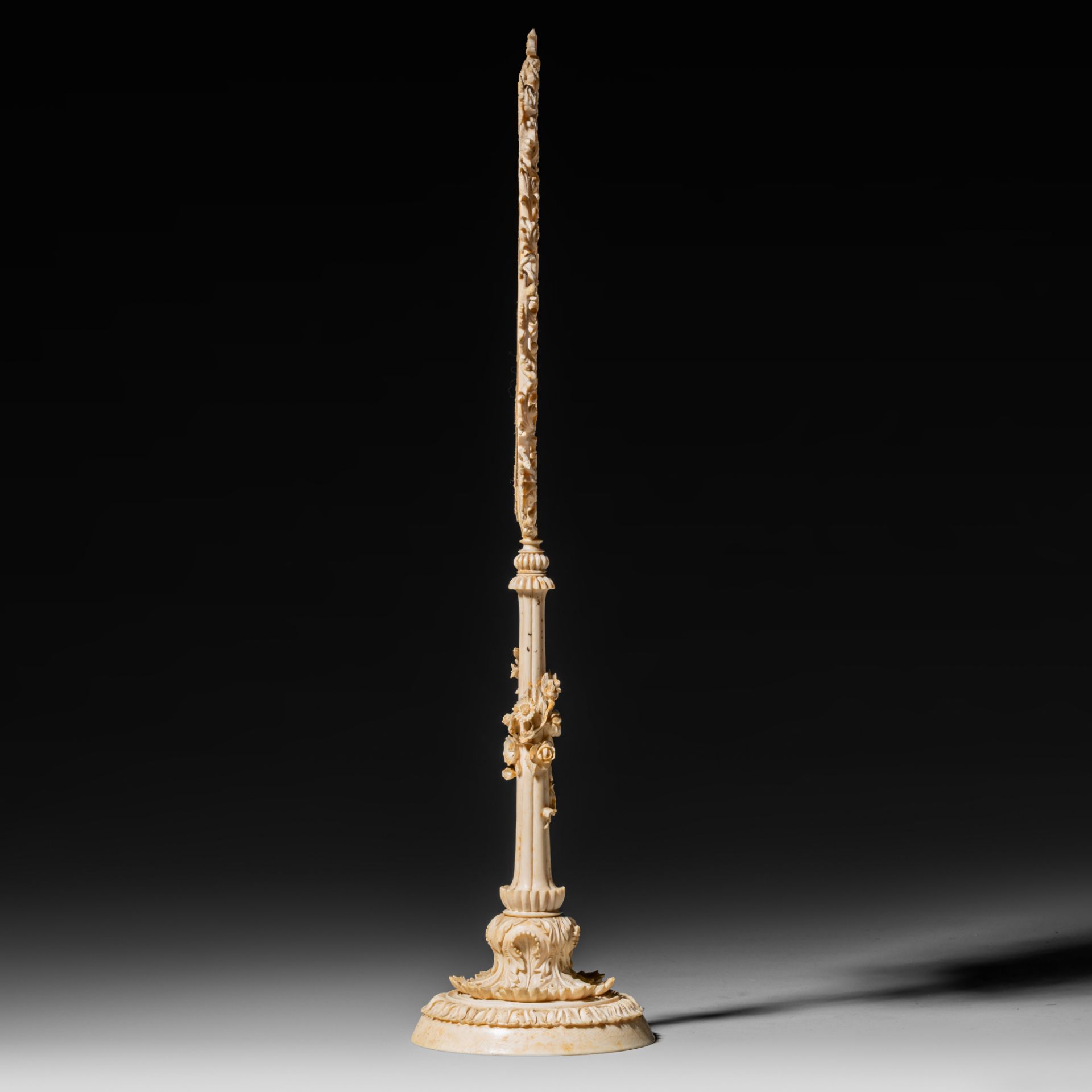 A 19thC, probably German, richly carved ivory candle screen, H 43,5 cm - 491 g (+) - Image 5 of 6