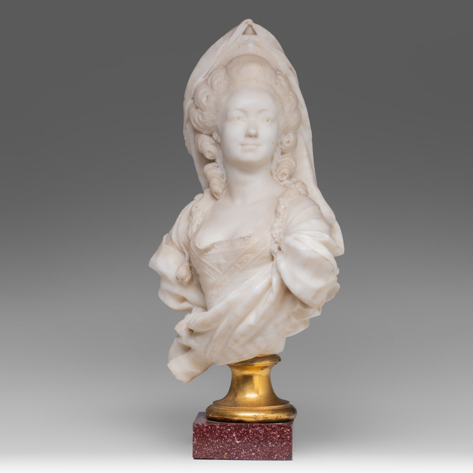 An 18thC Carrara marble bust of a noble lady in Turkish dress, on a porphyry base, H 35,5 cm - Bild 2 aus 9