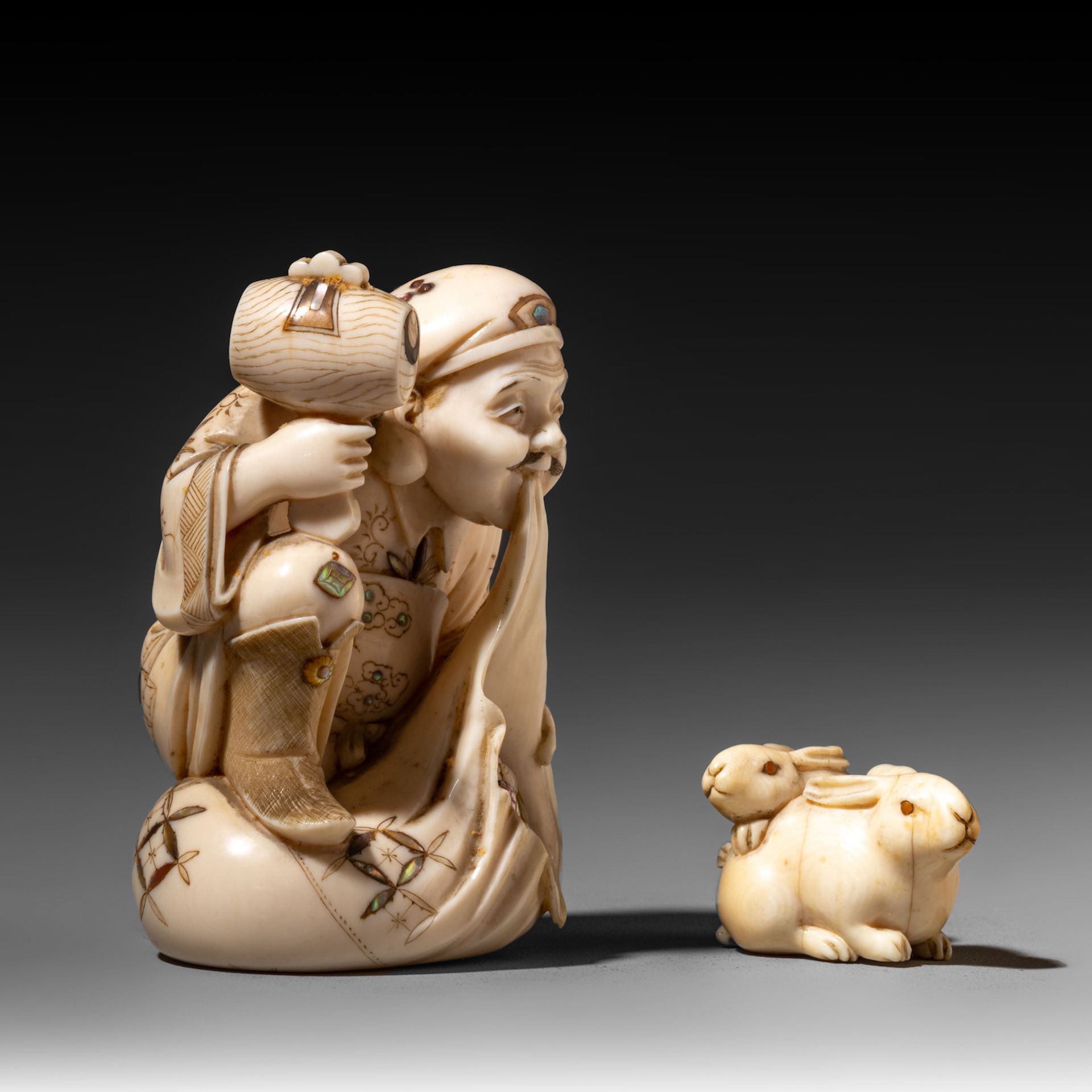 A Japanese ivory okimono and a netsuke of two bunnies, Meiji/Taisho period, H 8,9 cm - 2,7 cm / 226 - Bild 7 aus 9