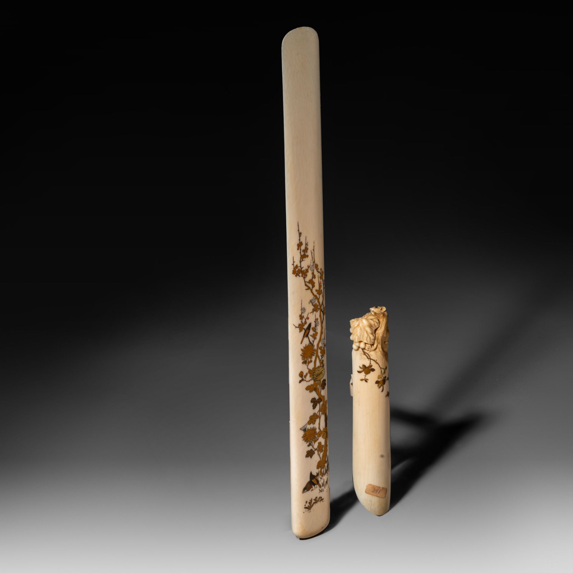 A very fine sculpted Japanese Meiji Period ivory Shibayama decorated shoe horn, L 17,3 cm - 52 g - Image 3 of 5