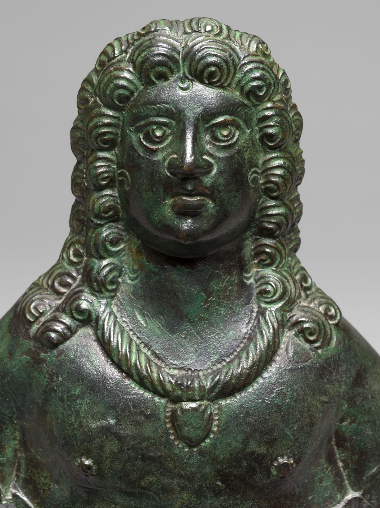 A green patinated bronze applique bust, Roman Empire, 3rd/4thC A.D., H 14,5 cm - Image 5 of 5