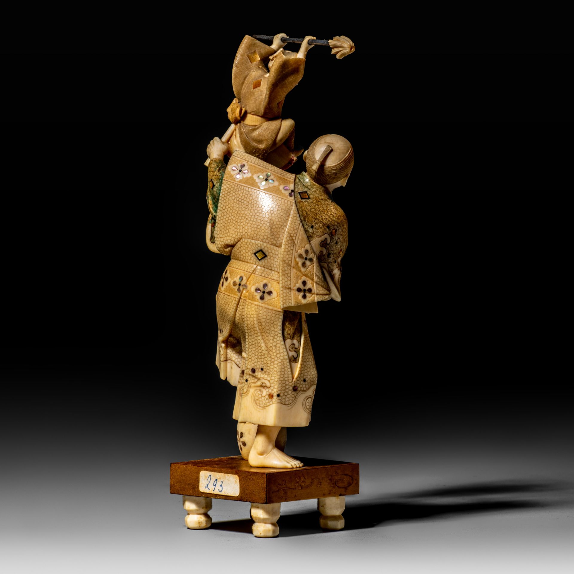 A Japanese ivory Meiji period okimono depicting a puppeteer on a stage, H 18,8 cm - 235 g (+) - Bild 6 aus 9