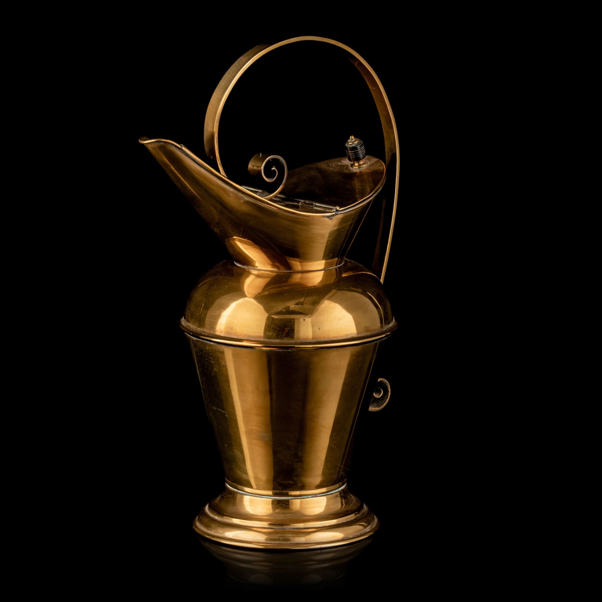 A yellow copper water jug, marked Benham & Froud Co, reg. no. Rd No 36696, 1885, H 35,5 cm