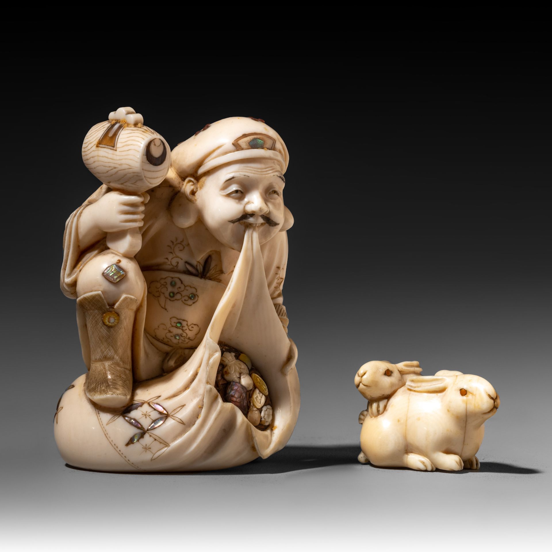 A Japanese ivory okimono and a netsuke of two bunnies, Meiji/Taisho period, H 8,9 cm - 2,7 cm / 226