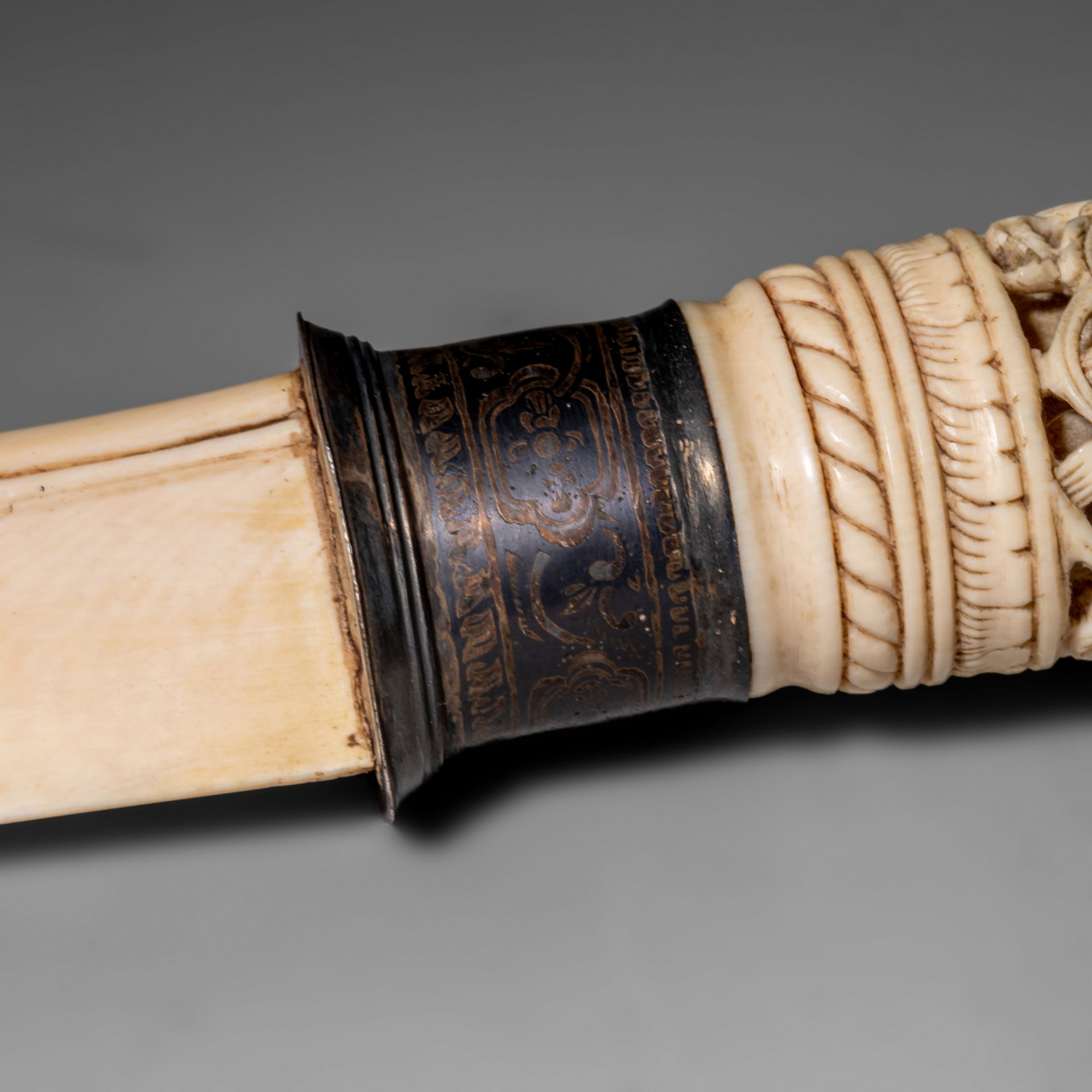 Two Burmese Colonial Ivory paperknives, L 51 cm - 200 g / L 35,8 cm - 80 g, both items are 19th or e - Bild 14 aus 18