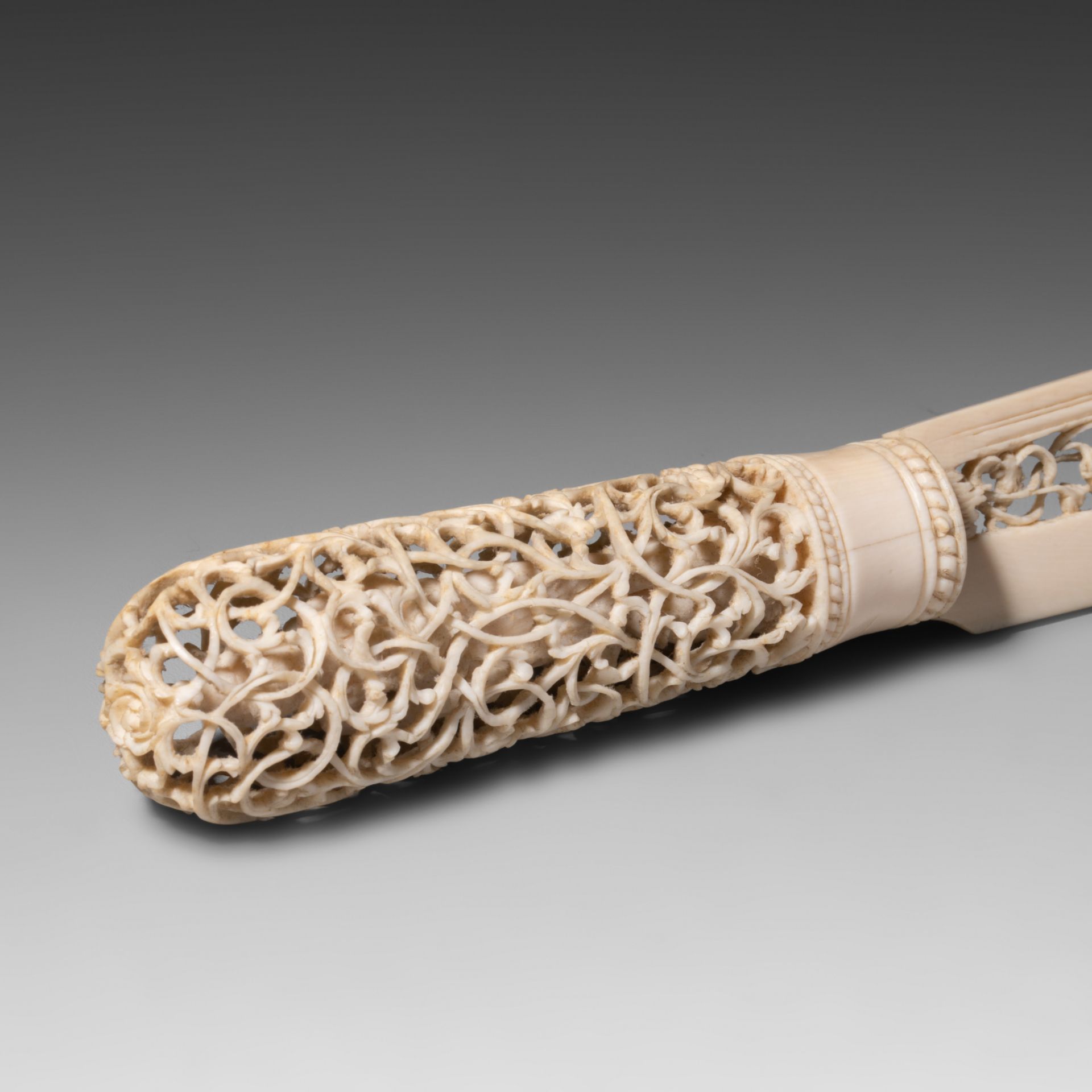 Two Burmese Colonial Ivory paperknives, L 51 cm - 200 g / L 35,8 cm - 80 g, both items are 19th or e - Bild 15 aus 18