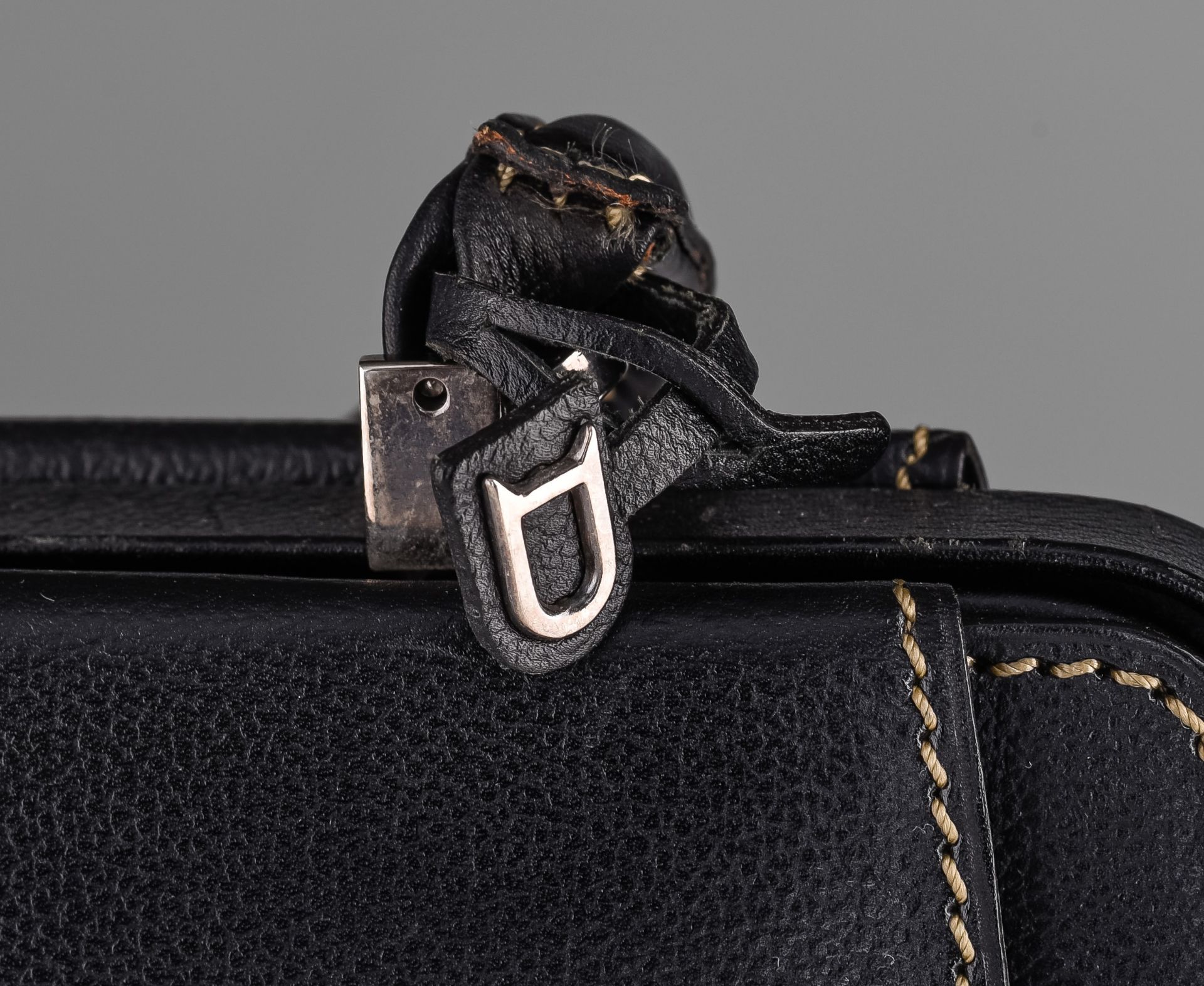 A Delvaux 'Jumping Illusion' handbag in black leather, with adjustable covers - Image 11 of 15