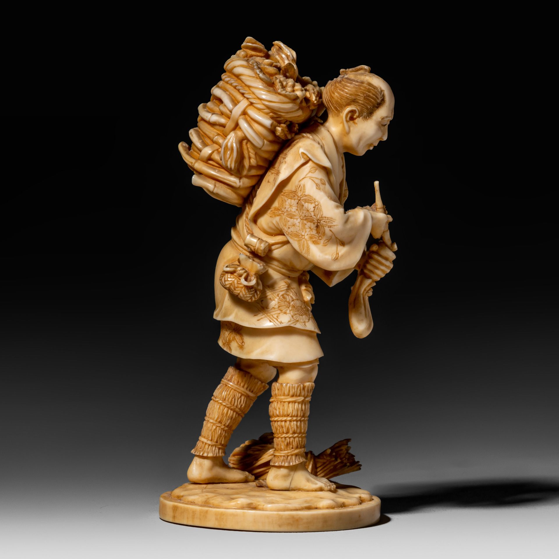 A Japanese ivory okimono of a farmer filling up his pipe, Meiji period, H 11,7 cm - 129 g (+) - Bild 7 aus 9