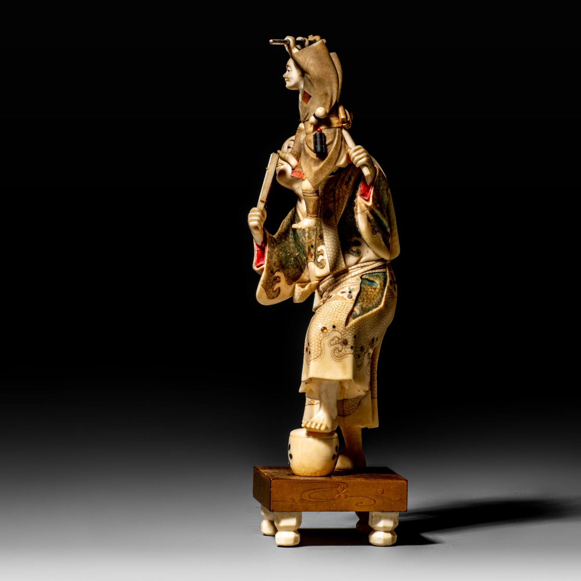A Japanese ivory Meiji period okimono depicting a puppeteer on a stage, H 18,8 cm - 235 g (+) - Bild 3 aus 9