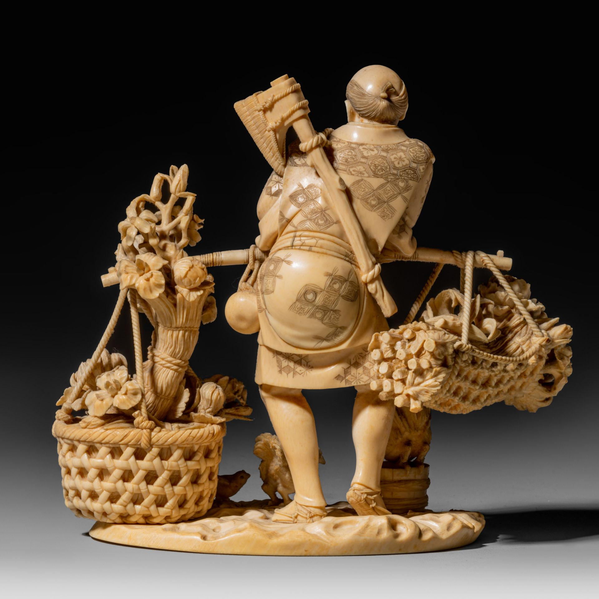 A Japanese Meiji period ivory okimono depicting a florist taking a rest, H 17,4 cm - 724 g (+) - Bild 5 aus 9