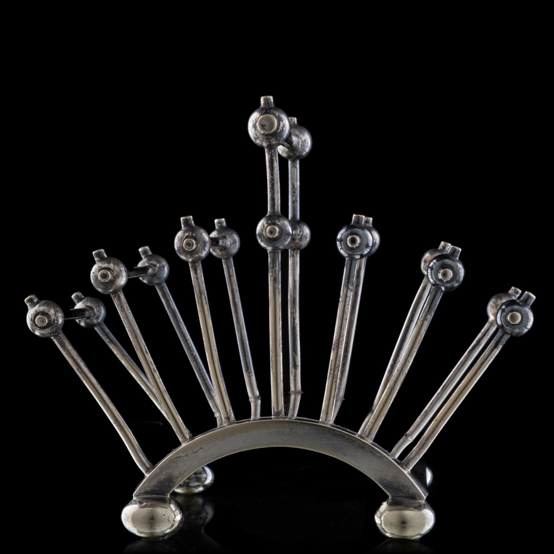 A silver-plated letter or toast rack, marked Hukin & Heath 2556, 1881, H 12,5 cm - Image 4 of 8