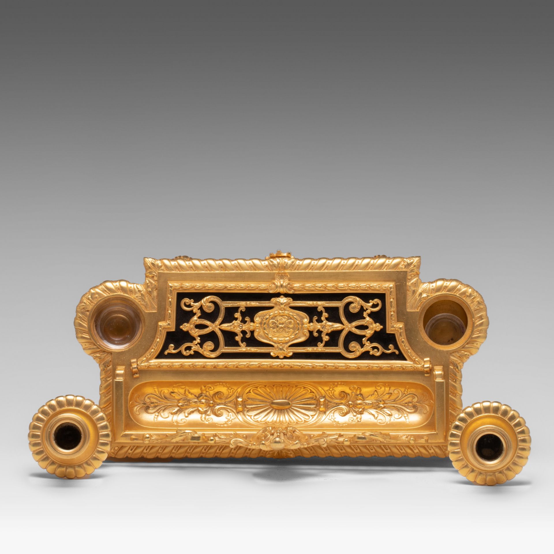 A Neoclassical gilt bronze ink well, H 22 - W 41 cm - Image 7 of 8