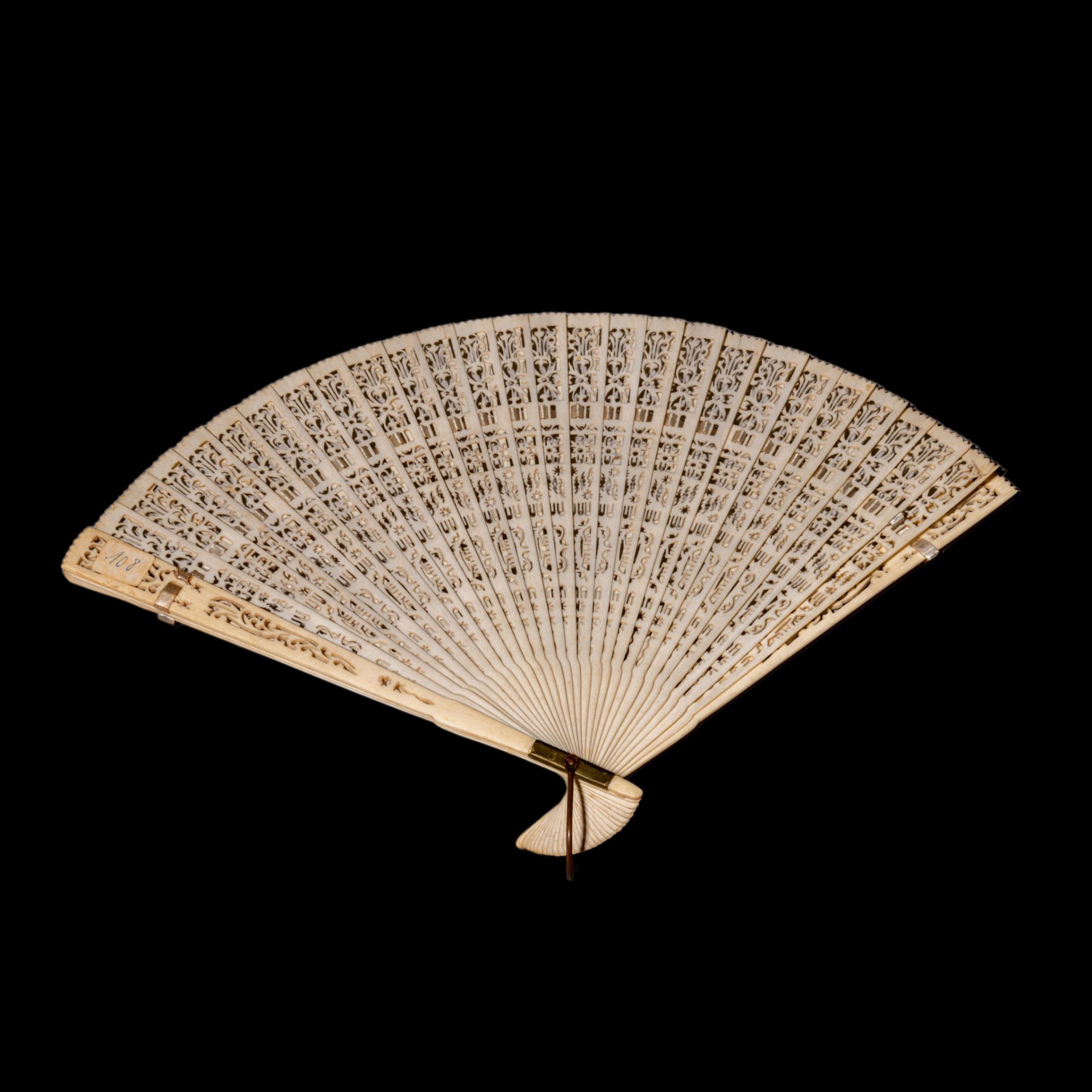 Three Chinese late Qing / early Republic ivory fans, H 16,4 - 19,4 - 20,3 cm / 39 - 77 - 54 g. - W f - Bild 8 aus 12
