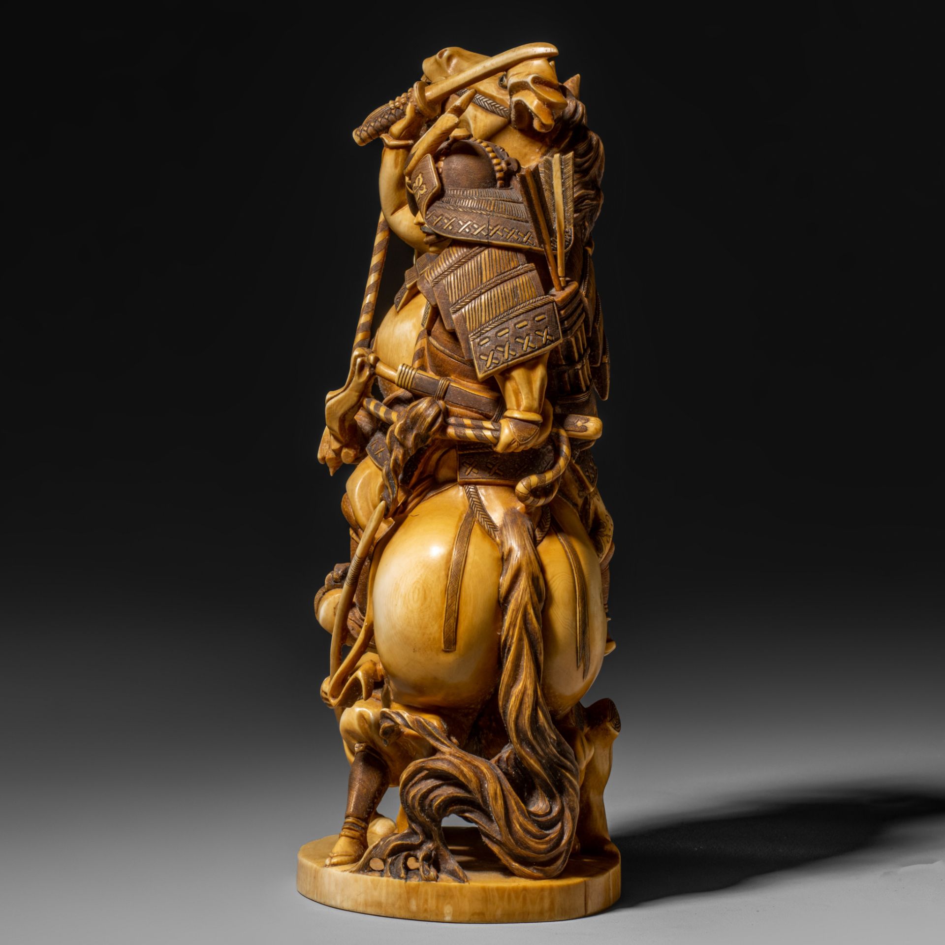 A Japanese ivory okimono of a mounted samurai, Meiji/Taisho period, H 26,2 cm - 1771 g (+) - Bild 3 aus 8