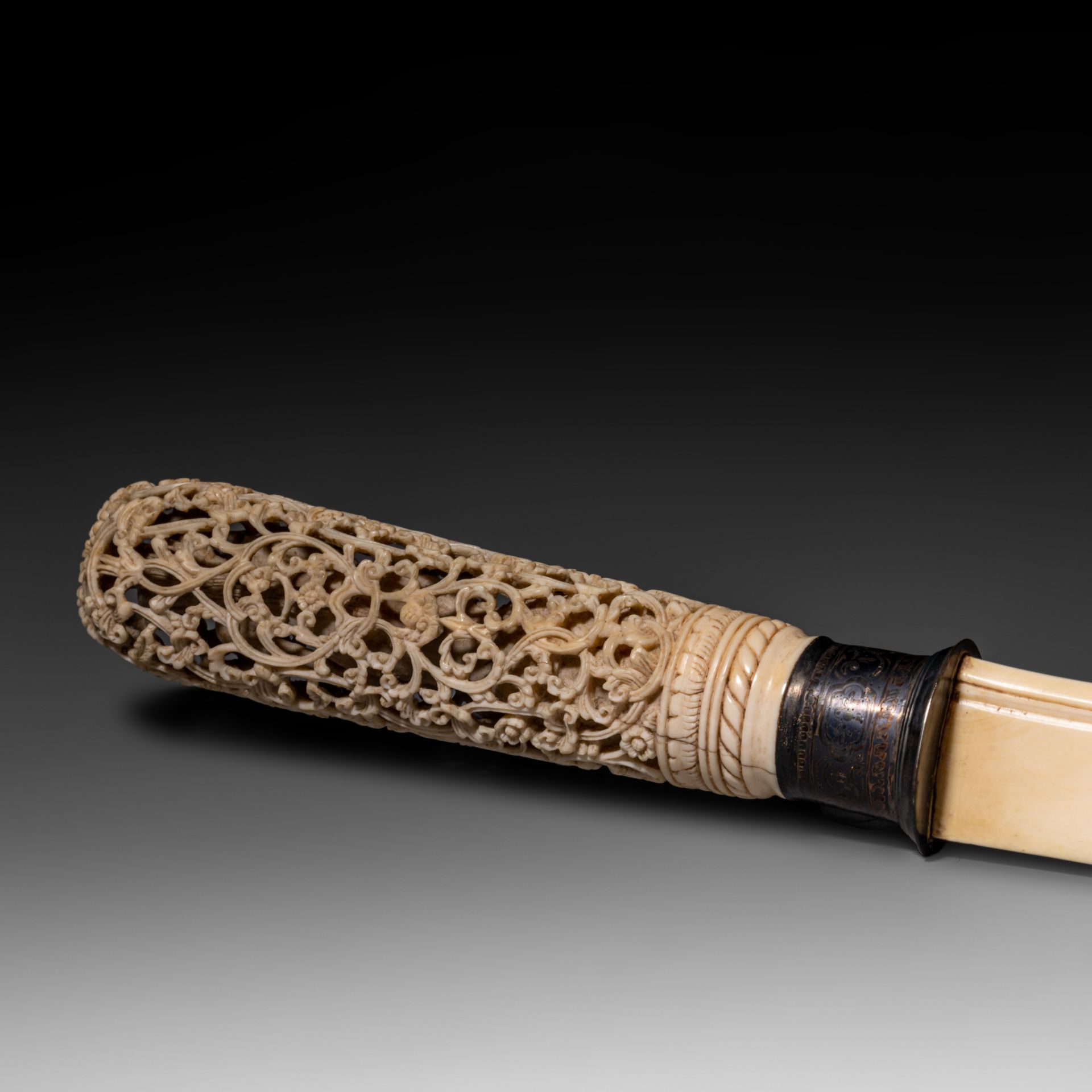 Two Burmese Colonial Ivory paperknives, L 51 cm - 200 g / L 35,8 cm - 80 g, both items are 19th or e - Bild 9 aus 18