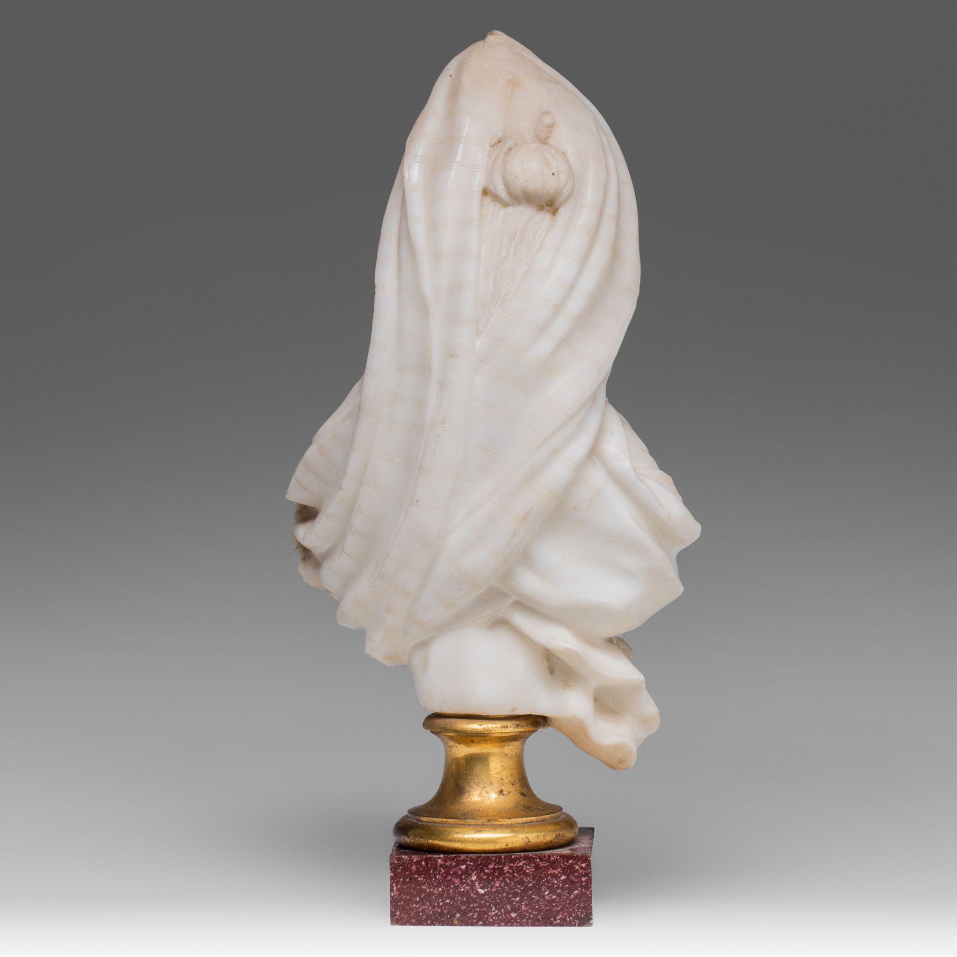 An 18thC Carrara marble bust of a noble lady in Turkish dress, on a porphyry base, H 35,5 cm - Bild 5 aus 9