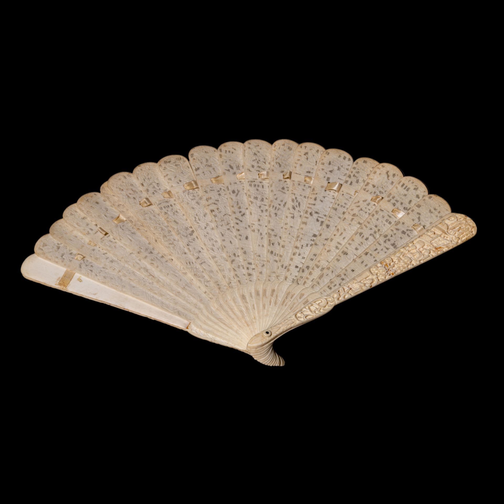 Three Chinese late Qing / early Republic ivory fans, H 16,4 - 19,4 - 20,3 cm / 39 - 77 - 54 g. - W f - Bild 3 aus 12
