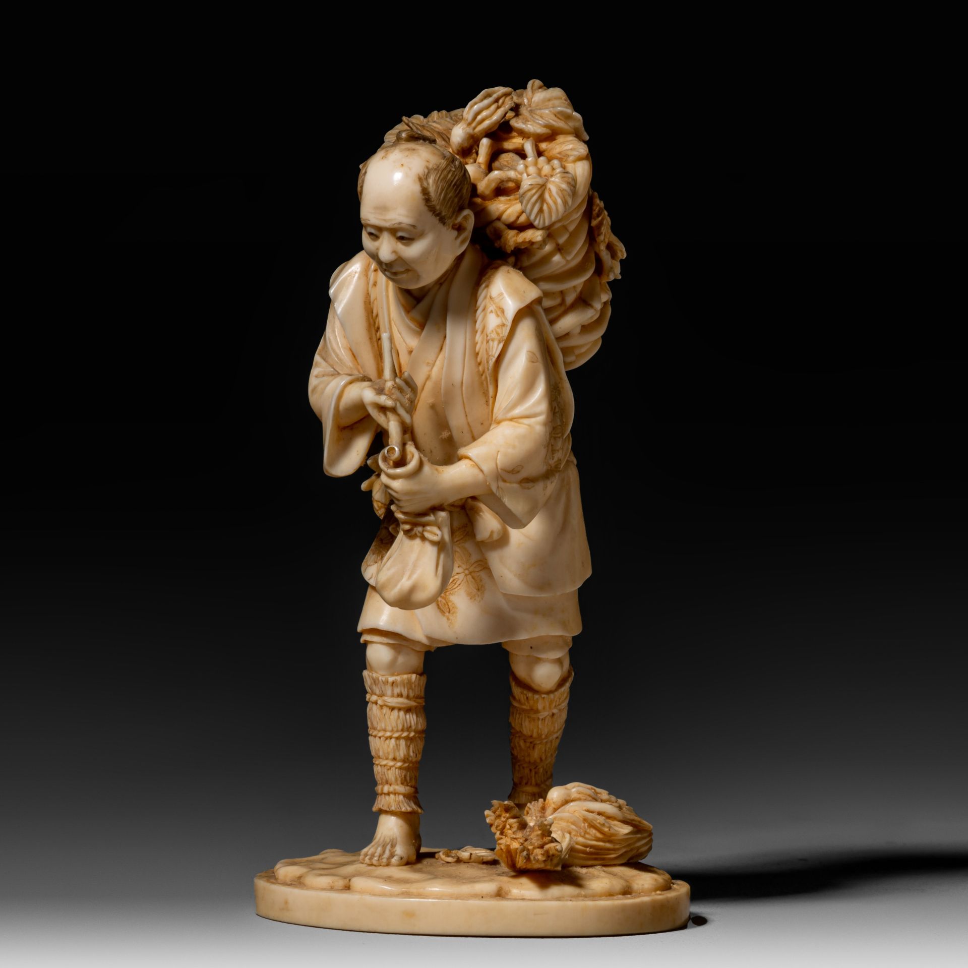 A Japanese ivory okimono of a farmer filling up his pipe, Meiji period, H 11,7 cm - 129 g (+) - Bild 3 aus 9