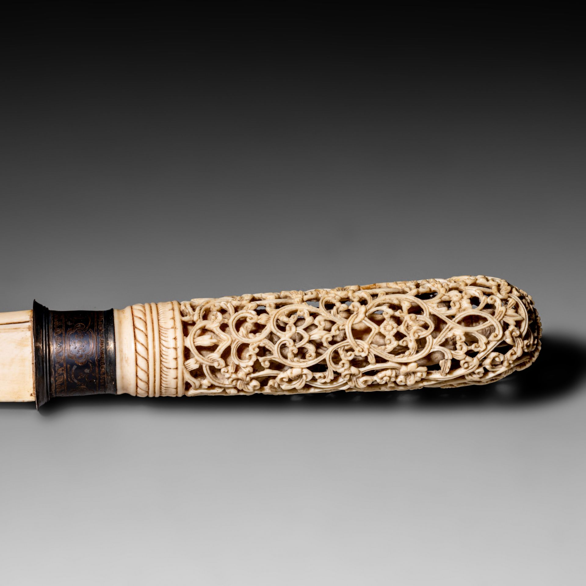 Two Burmese Colonial Ivory paperknives, L 51 cm - 200 g / L 35,8 cm - 80 g, both items are 19th or e - Bild 10 aus 18