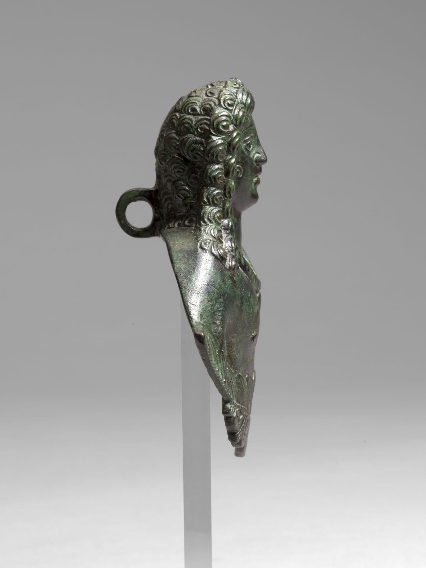 A green patinated bronze applique bust, Roman Empire, 3rd/4thC A.D., H 14,5 cm - Image 3 of 5