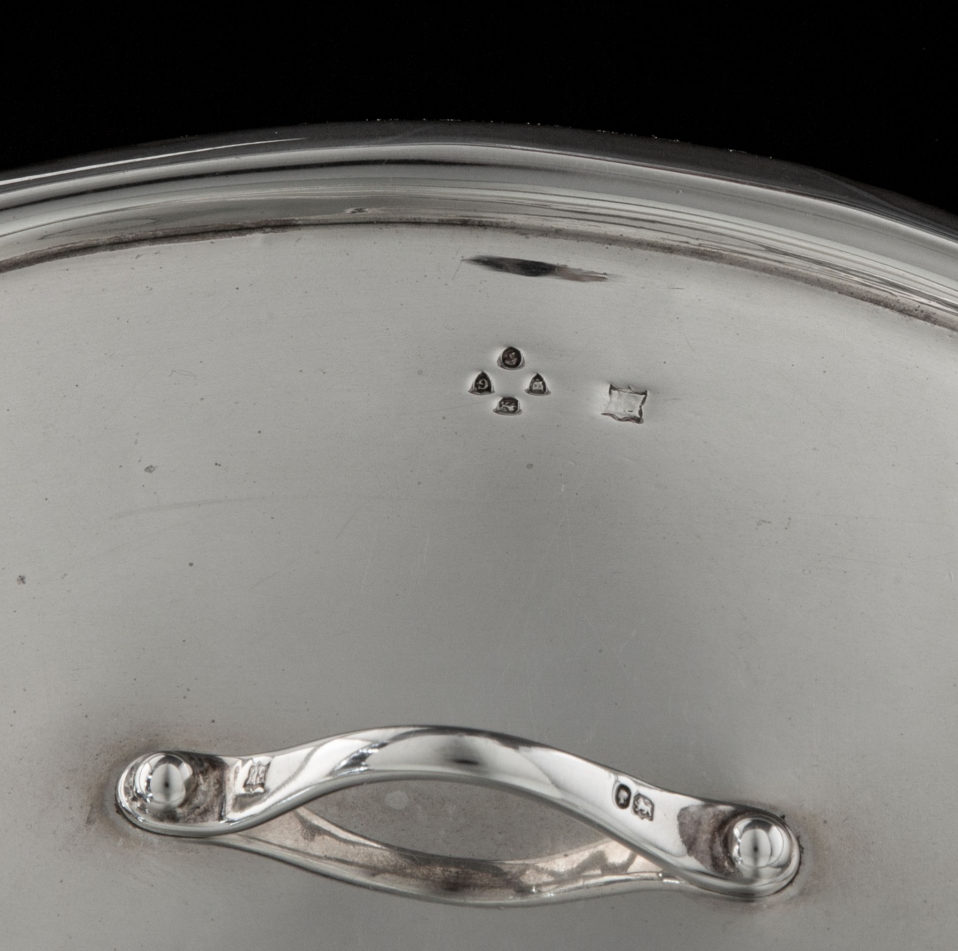 An oval silver bowl and cover, hallmarked London, year letter G, maker's mark EH, 1882-83, 273 g, H - Image 8 of 8