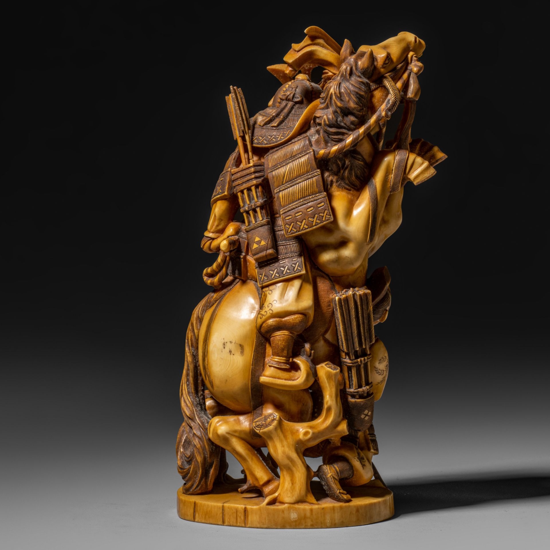 A Japanese ivory okimono of a mounted samurai, Meiji/Taisho period, H 26,2 cm - 1771 g (+) - Bild 5 aus 8