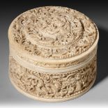 A Chinese late Qing dynasty circular and richly carved ivory box, dia 11,9 - H 8,7 cm / 312 g (+)