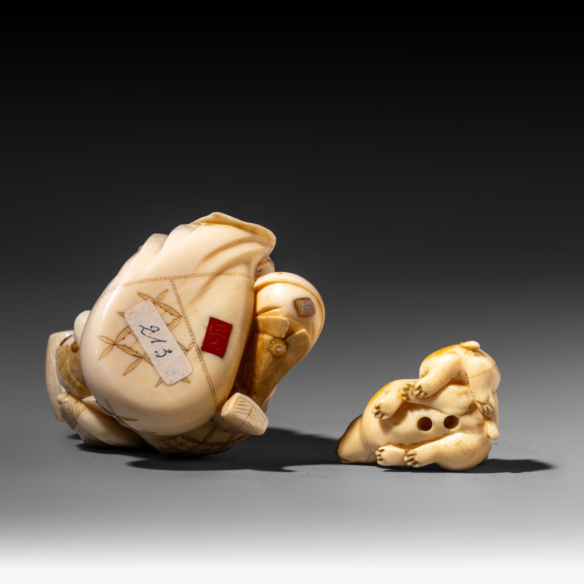 A Japanese ivory okimono and a netsuke of two bunnies, Meiji/Taisho period, H 8,9 cm - 2,7 cm / 226 - Bild 9 aus 9