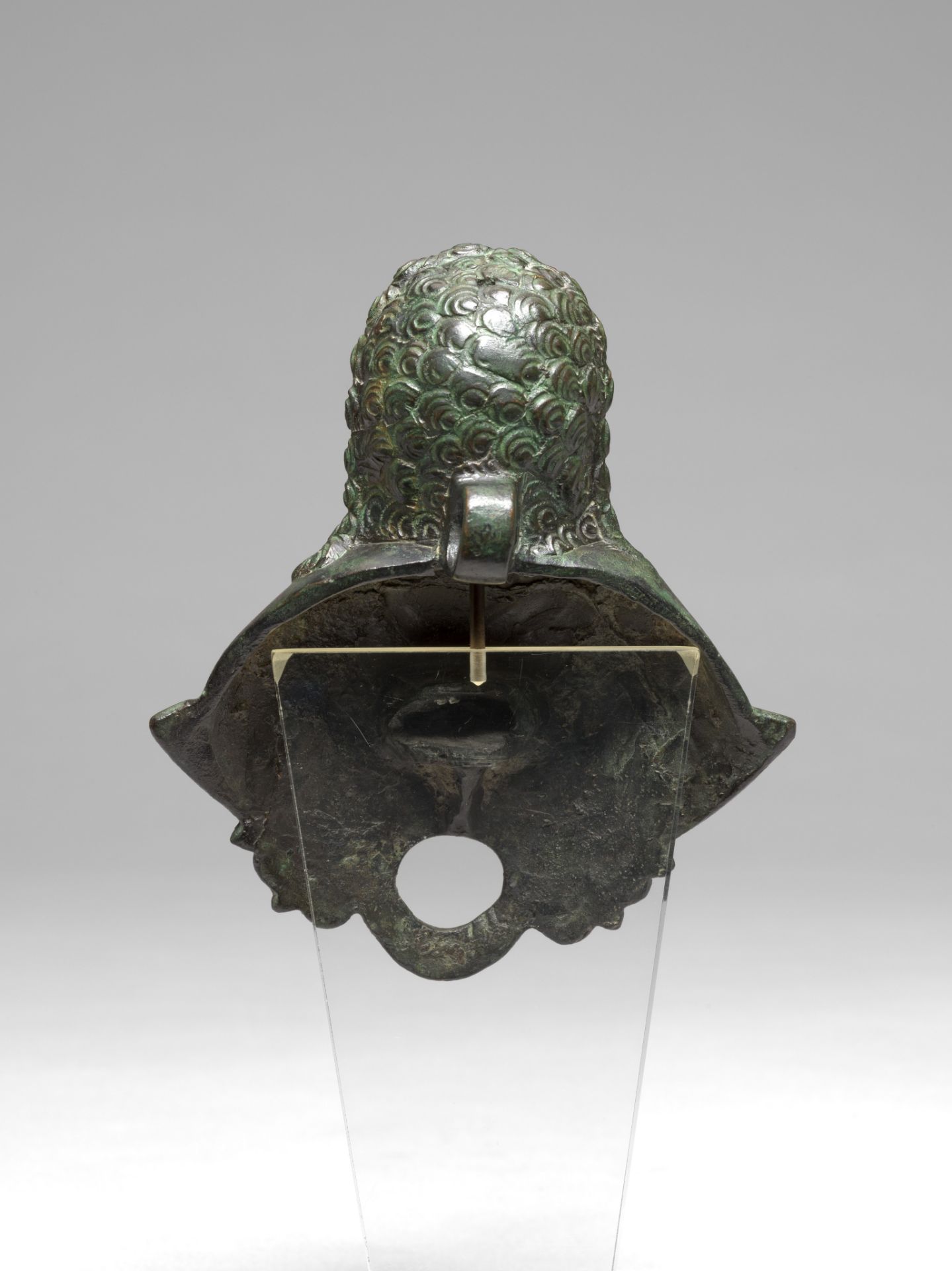 A green patinated bronze applique bust, Roman Empire, 3rd/4thC A.D., H 14,5 cm - Image 4 of 5