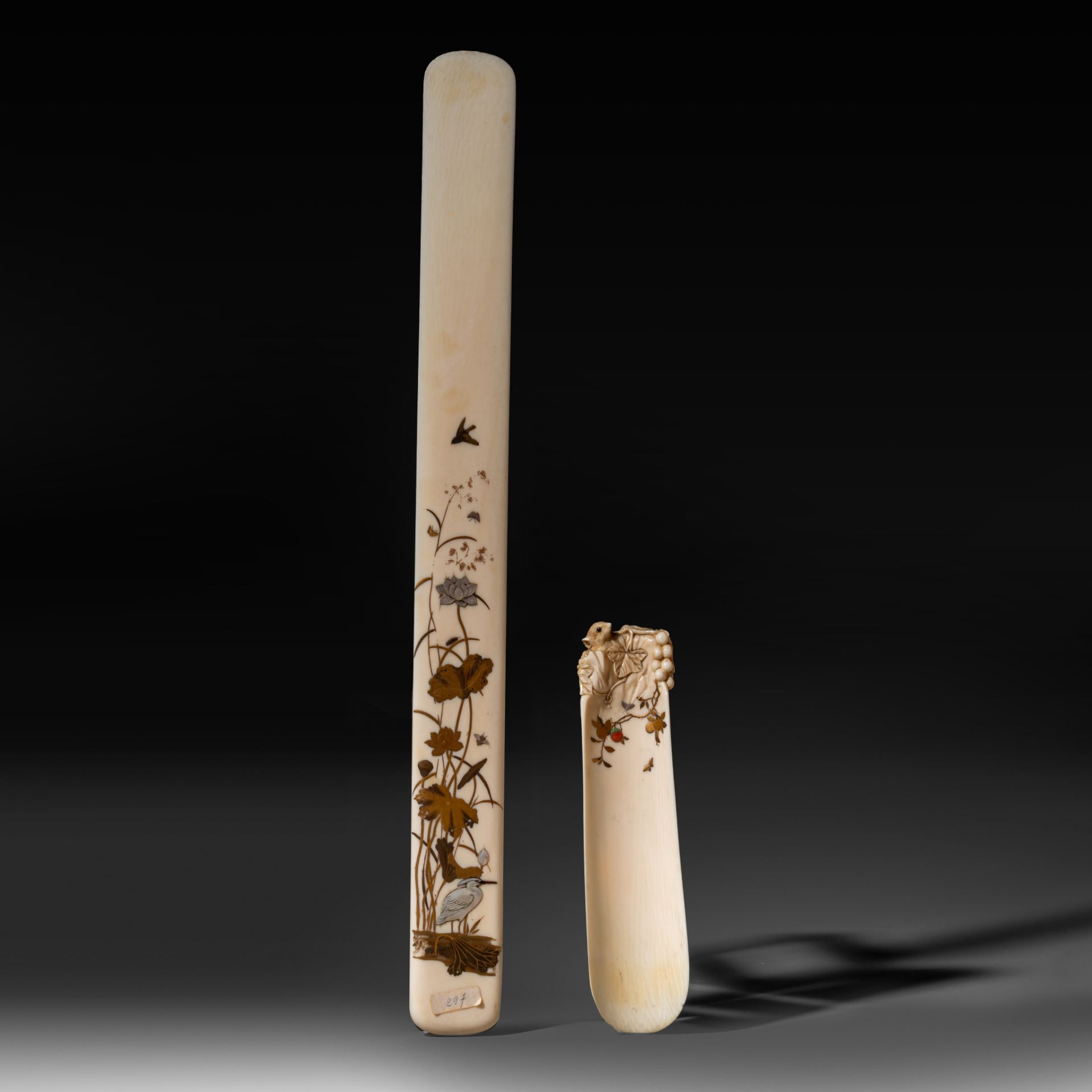 A very fine sculpted Japanese Meiji Period ivory Shibayama decorated shoe horn, L 17,3 cm - 52 g - Image 2 of 5
