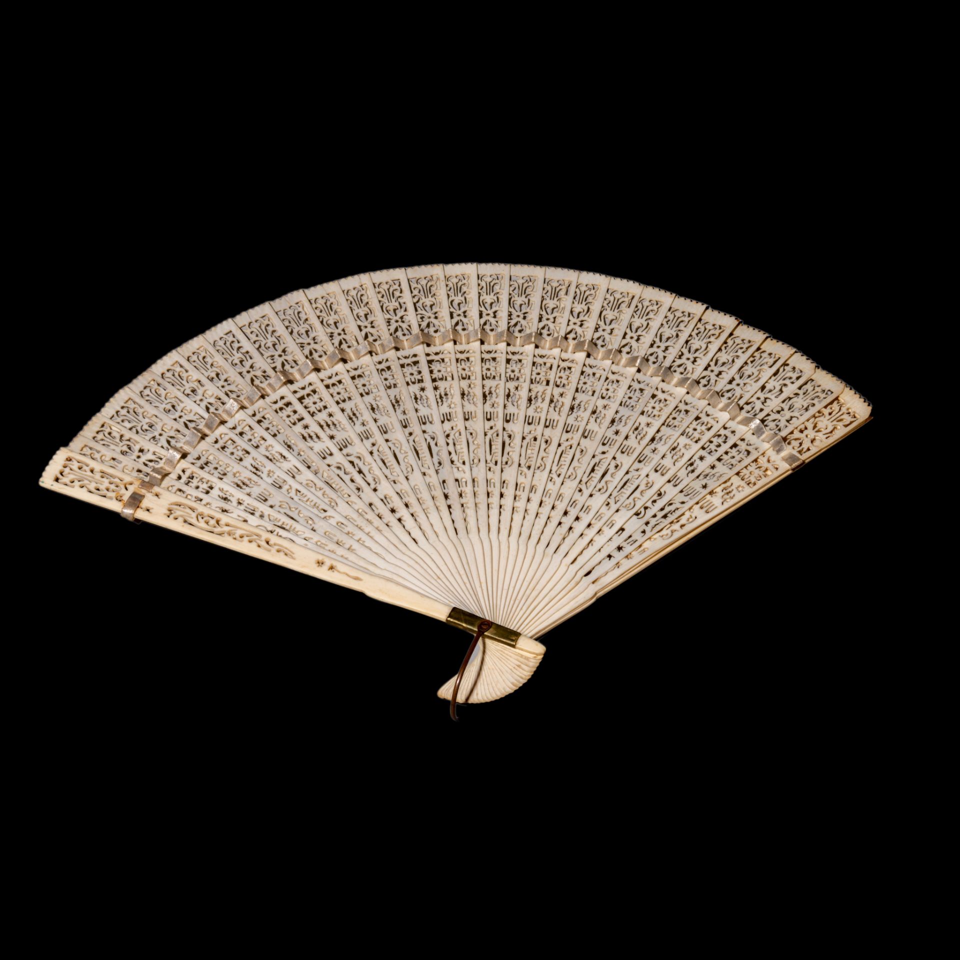 Three Chinese late Qing / early Republic ivory fans, H 16,4 - 19,4 - 20,3 cm / 39 - 77 - 54 g. - W f - Bild 7 aus 12