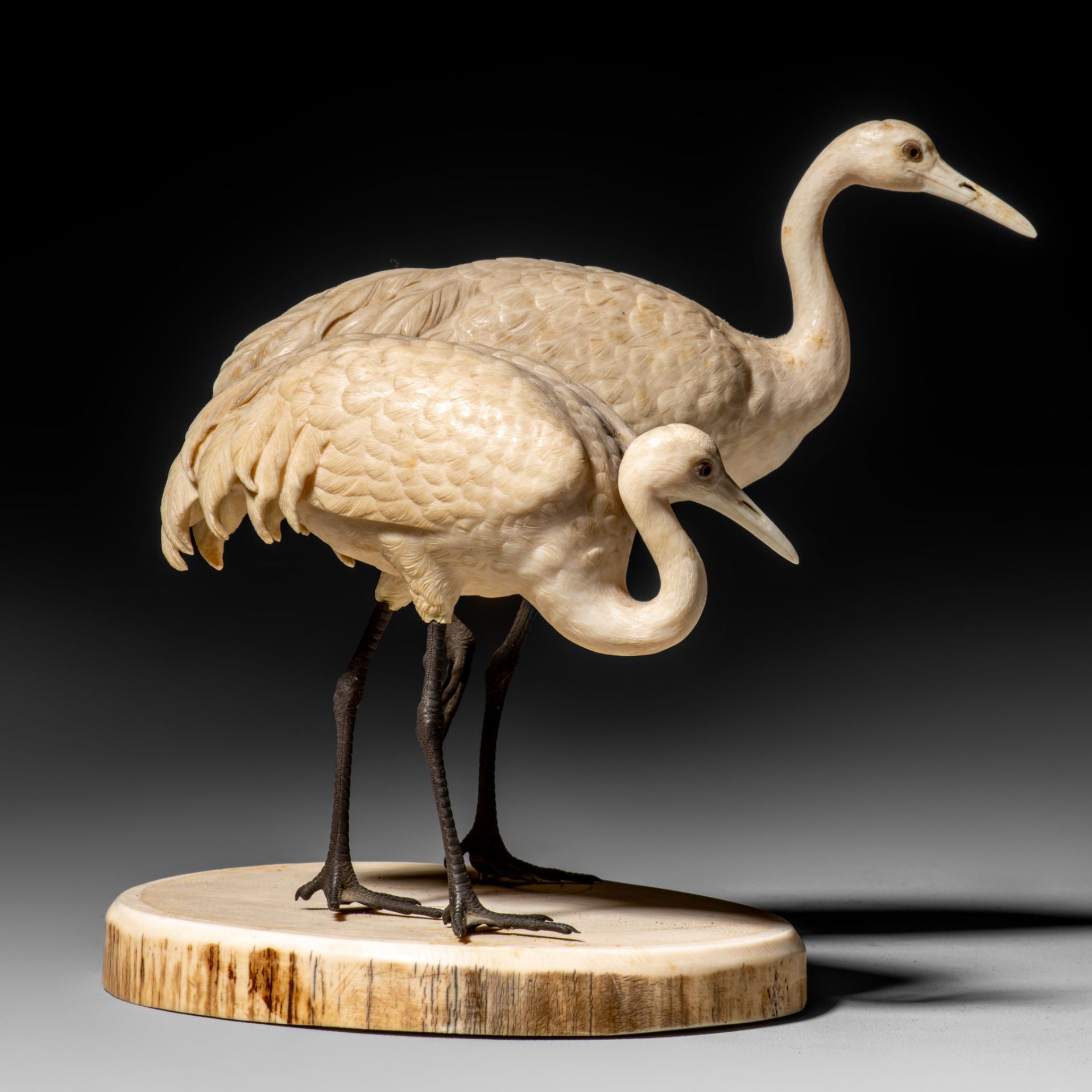 A Japanese Meiji-period ivory okimono depicting a pair of cranes, H 14 cm - 488 g (+) - Bild 2 aus 5