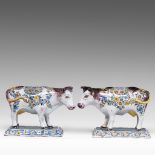 A large pair of polychrome and manganese Delftware cows, 19thC, H 16 - W 24 cm