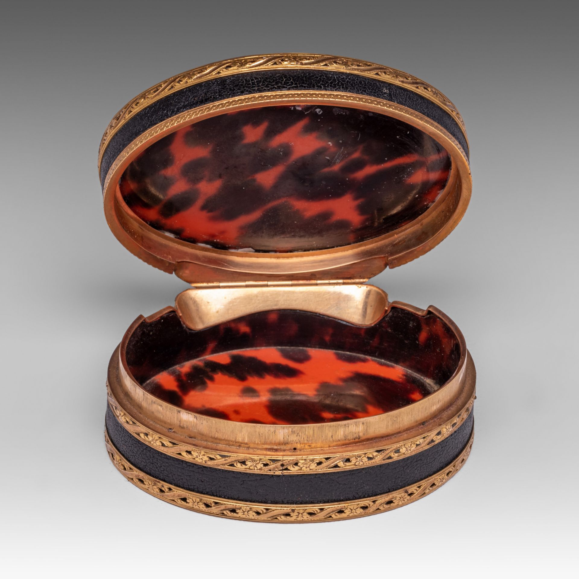 A fine Louis XVI leather and gold snuffbox, the inside with tortoiseshell, late 18thC, H 3,5 cm - Image 3 of 7