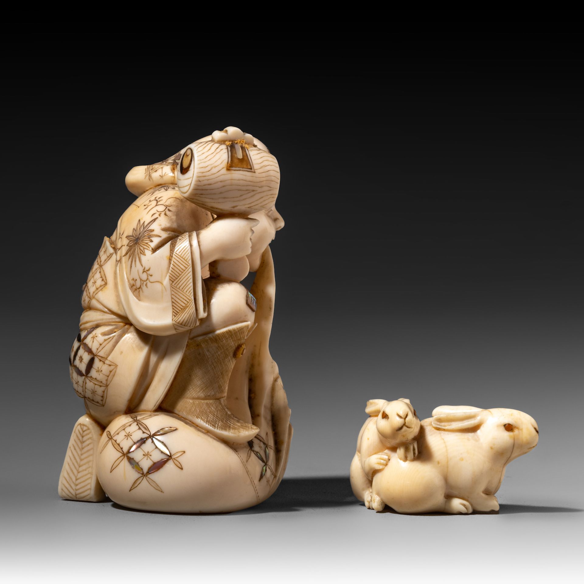 A Japanese ivory okimono and a netsuke of two bunnies, Meiji/Taisho period, H 8,9 cm - 2,7 cm / 226 - Bild 6 aus 9