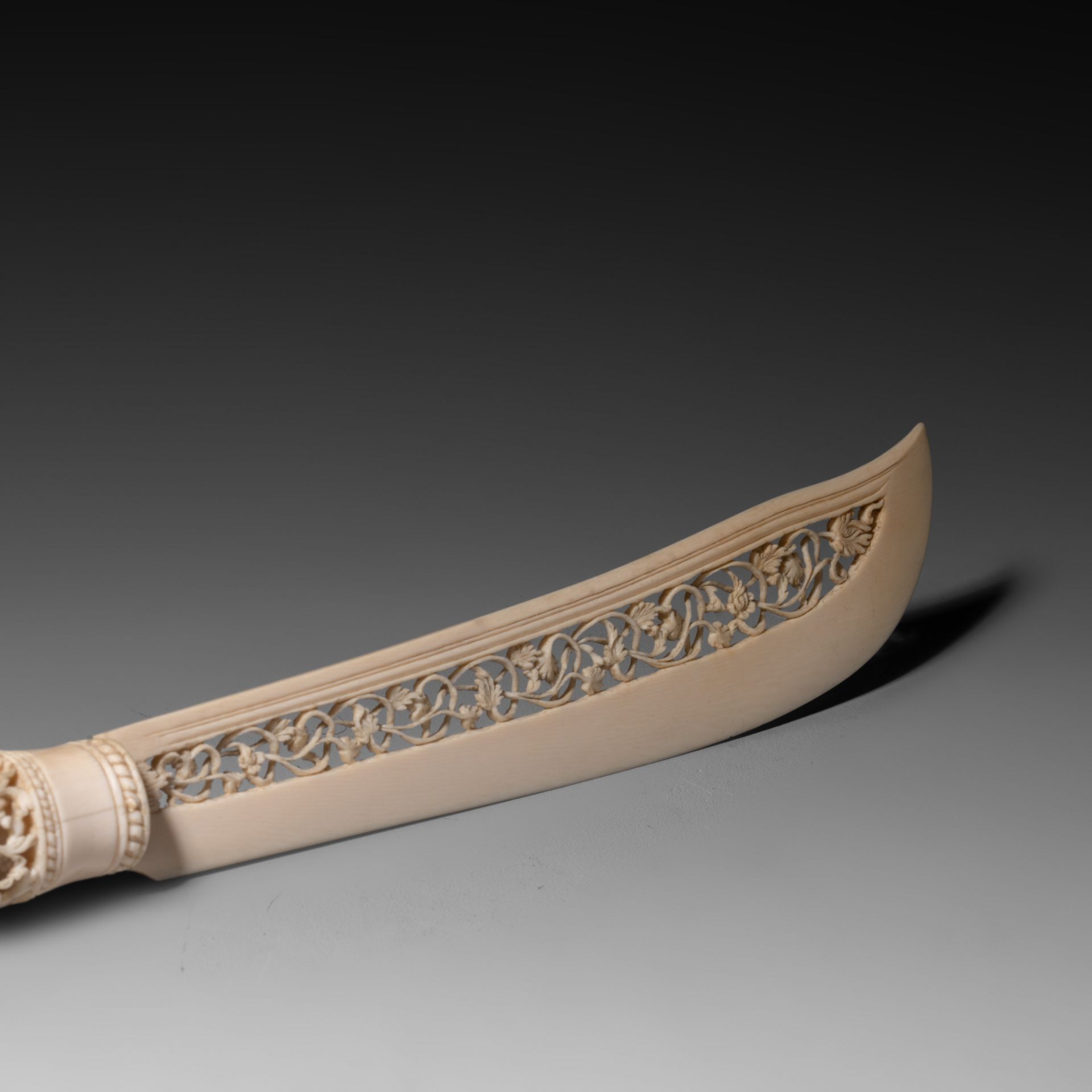 Two Burmese Colonial Ivory paperknives, L 51 cm - 200 g / L 35,8 cm - 80 g, both items are 19th or e - Bild 16 aus 18