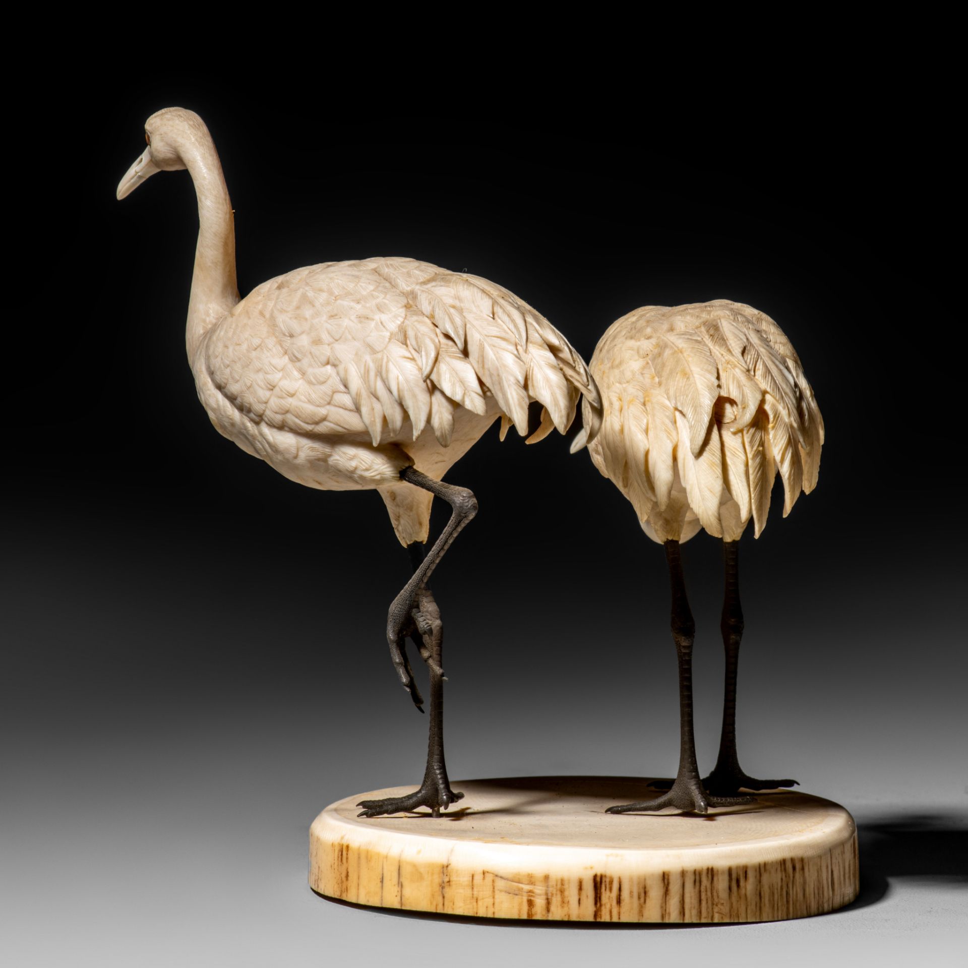 A Japanese Meiji-period ivory okimono depicting a pair of cranes, H 14 cm - 488 g (+) - Bild 4 aus 5