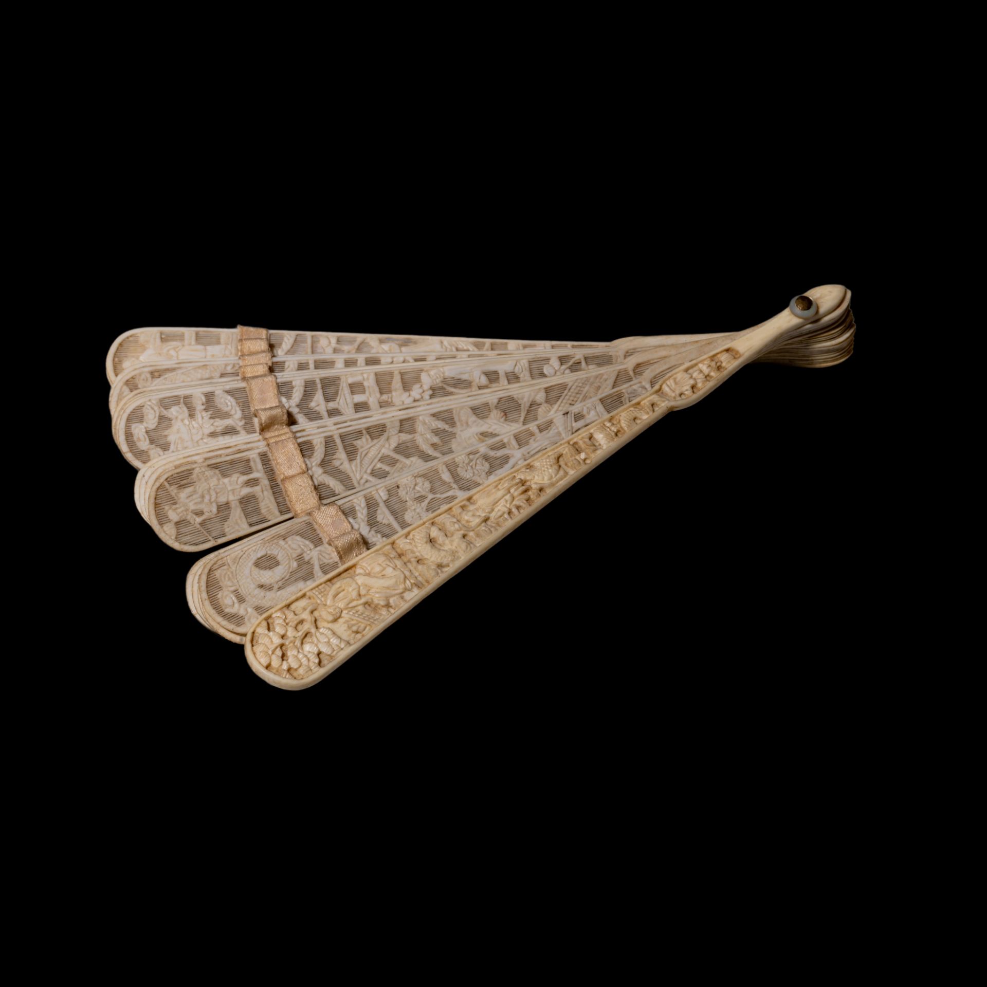 Three Chinese late Qing / early Republic ivory fans, H 16,4 - 19,4 - 20,3 cm / 39 - 77 - 54 g. - W f - Bild 12 aus 12
