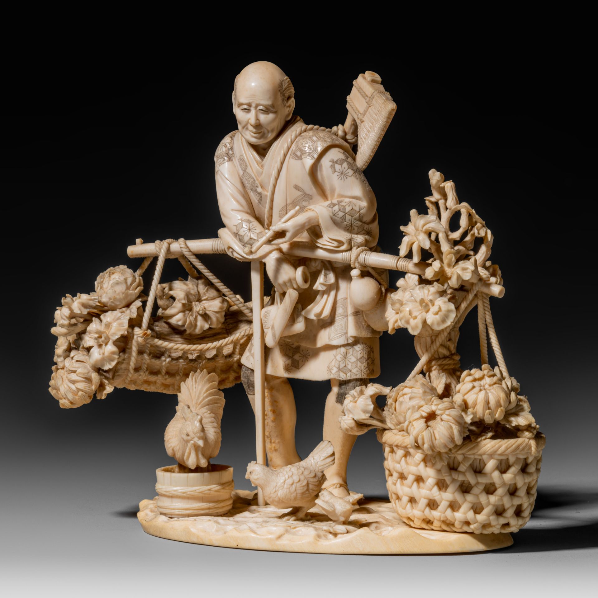 A Japanese Meiji period ivory okimono depicting a florist taking a rest, H 17,4 cm - 724 g (+) - Bild 2 aus 9