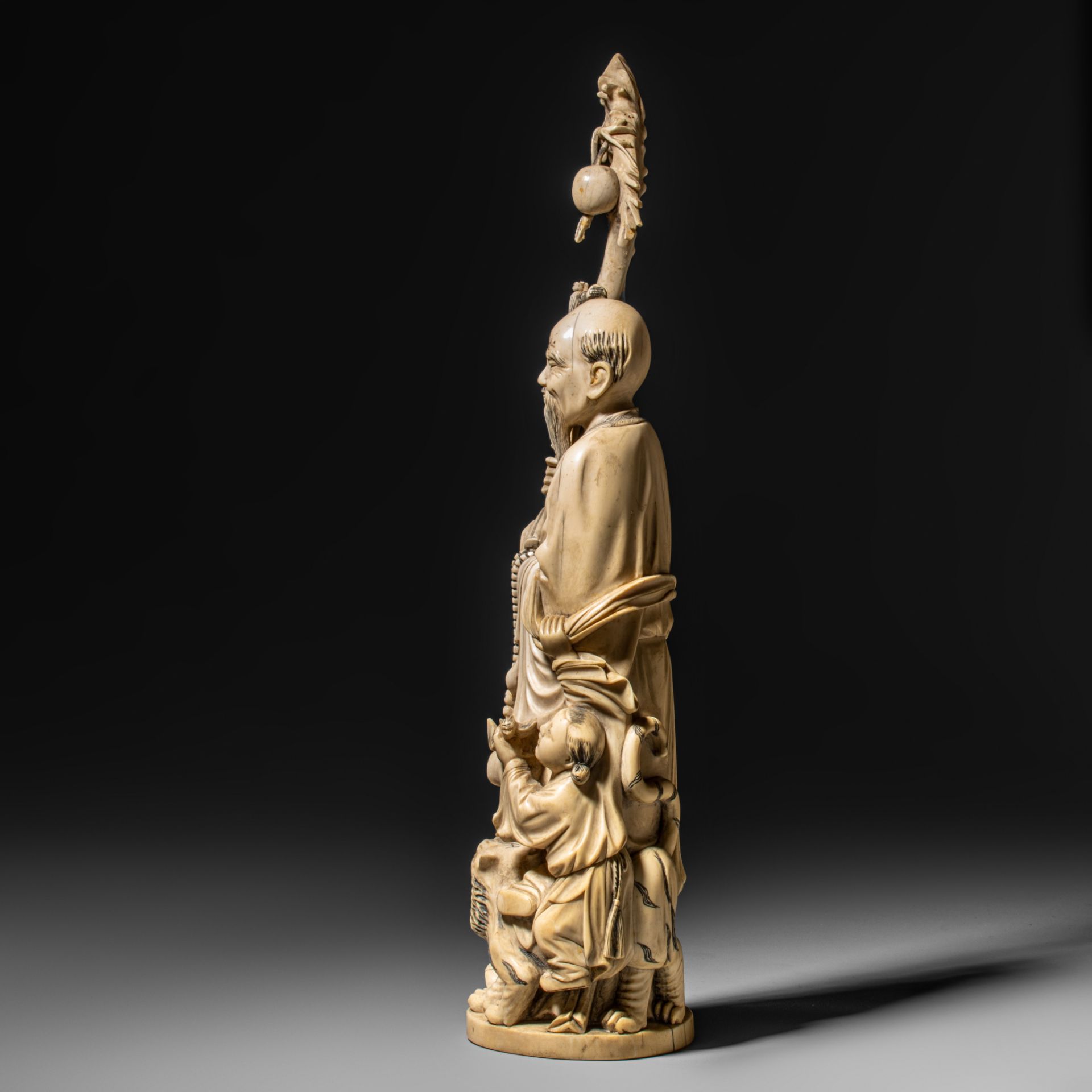 A Chinese late Qing/early Republic period mammoth ivory figure, Chinese, signed, H 43 cm - 2014 g - Bild 4 aus 8