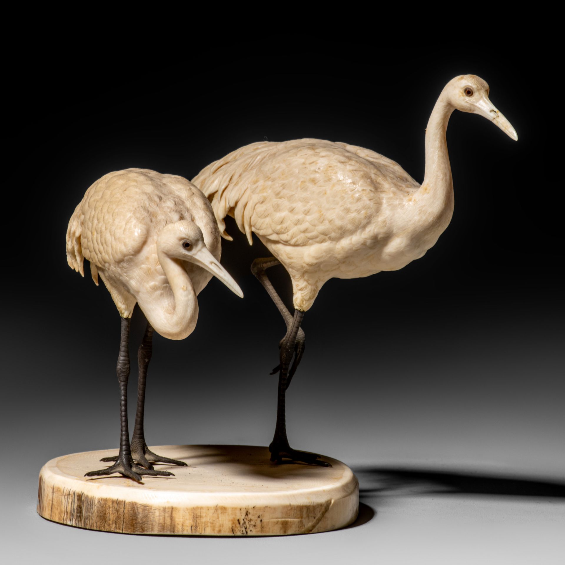 A Japanese Meiji-period ivory okimono depicting a pair of cranes, H 14 cm - 488 g (+) - Bild 3 aus 5