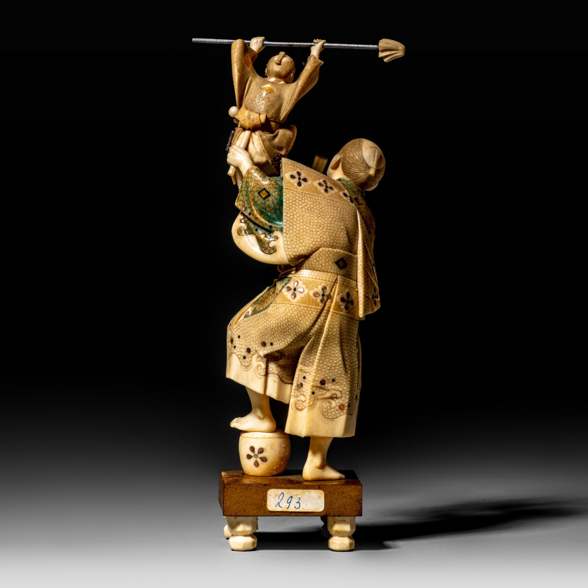 A Japanese ivory Meiji period okimono depicting a puppeteer on a stage, H 18,8 cm - 235 g (+) - Bild 5 aus 9