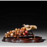 A Japanese Meiji ivory, stained horn, and copper okimono depicting a bunch of grapes W 21,3 cm - 242