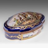 A fine Sevres type porcelain box depicting military strategists discussing the battlefield, H 13 - W