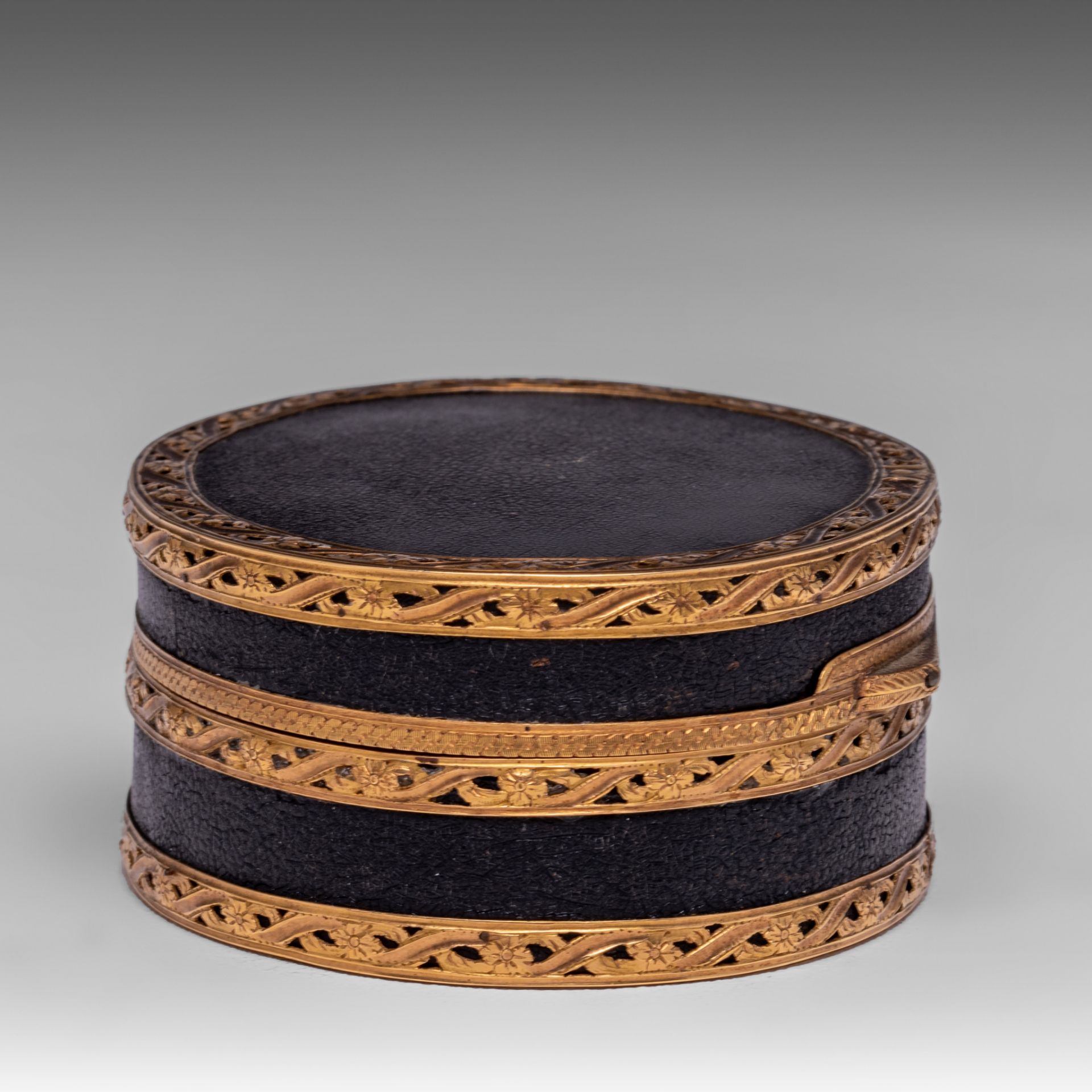 A fine Louis XVI leather and gold snuffbox, the inside with tortoiseshell, late 18thC, H 3,5 cm - Image 7 of 7