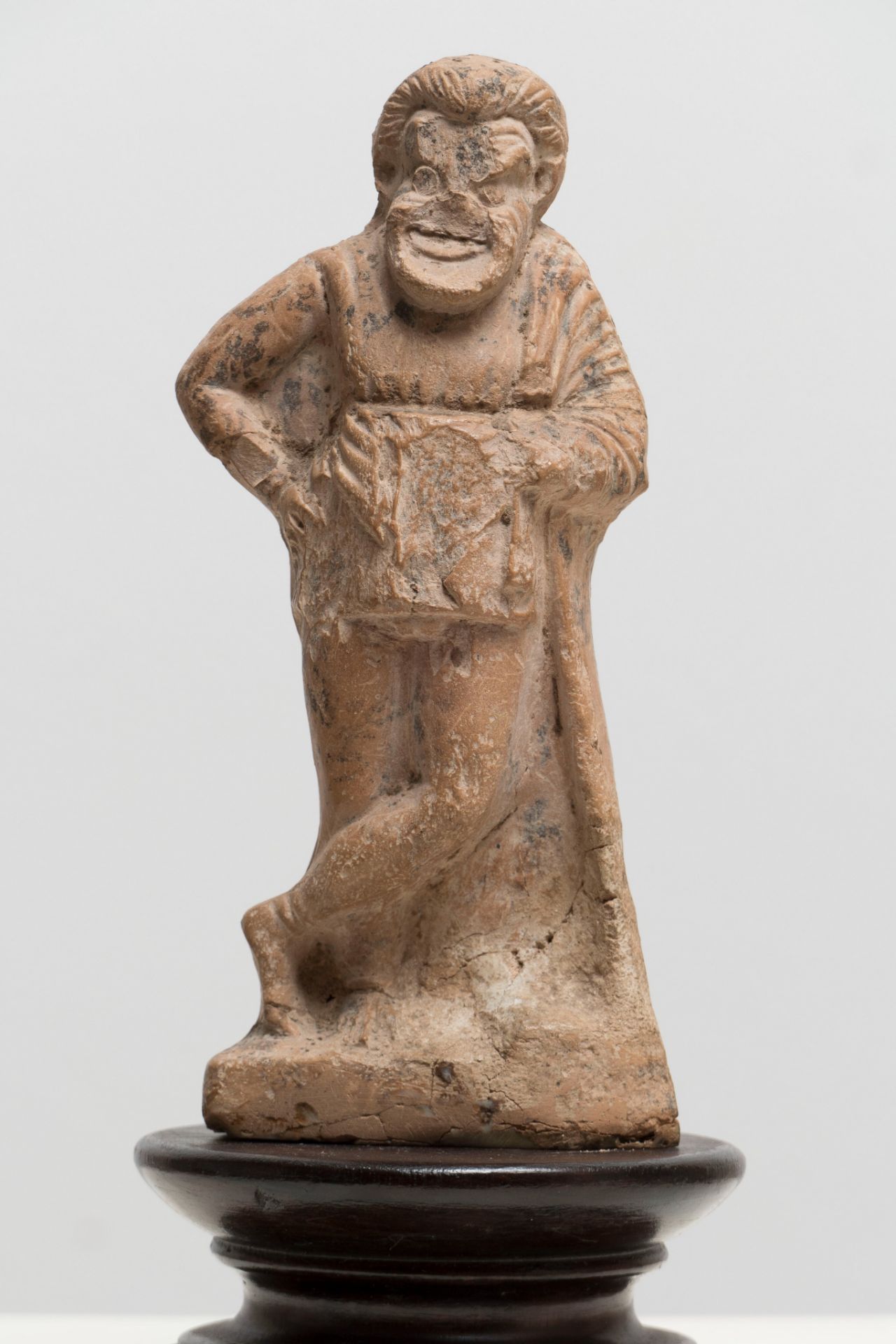 An antique terracotta figurine of a comic actor, Greece, ca. 350 B.C., H 15,2 cm - Image 2 of 7
