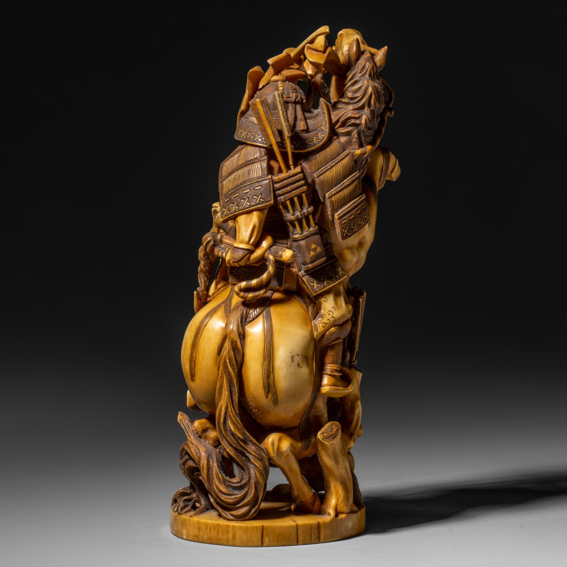 A Japanese ivory okimono of a mounted samurai, Meiji/Taisho period, H 26,2 cm - 1771 g (+) - Bild 4 aus 8